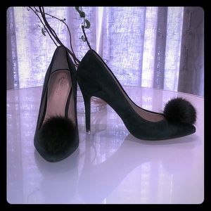 Suede and fox fur pom-pom pumps